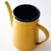 Bouilloire vintage jaune en émail