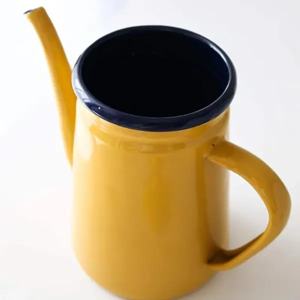 Bouilloire vintage jaune en émail