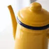 Bouilloire vintage jaune en émail