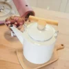 Bouilloire vintage poignée en bois