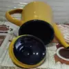 Bouilloire vintage jaune en émail