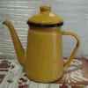 Bouilloire vintage jaune en émail